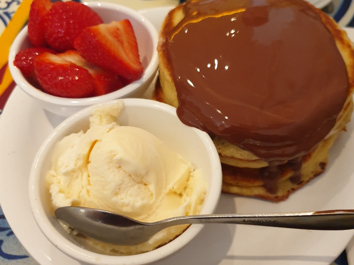 pancakes with icecream and strawberry