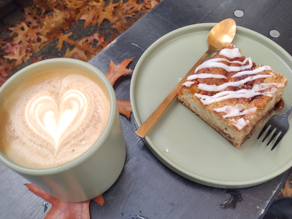 Coffee District latte and apple cake